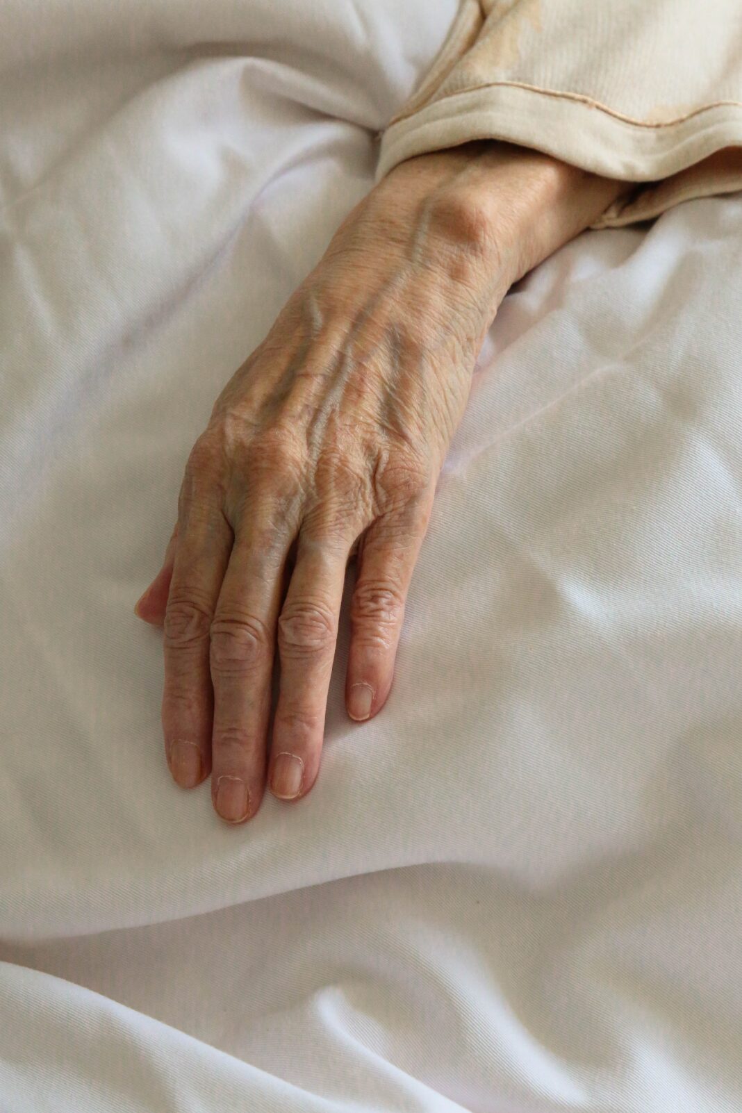 SENIOR HOSPITAL CARE bruce-tang-1sRJgrV4nwI-unsplash (1)